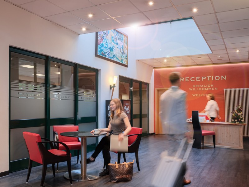 Rezeption und Lobby des Suite Hotel Leipzig