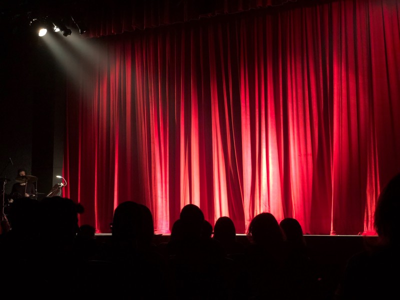 cabaret curtain show start