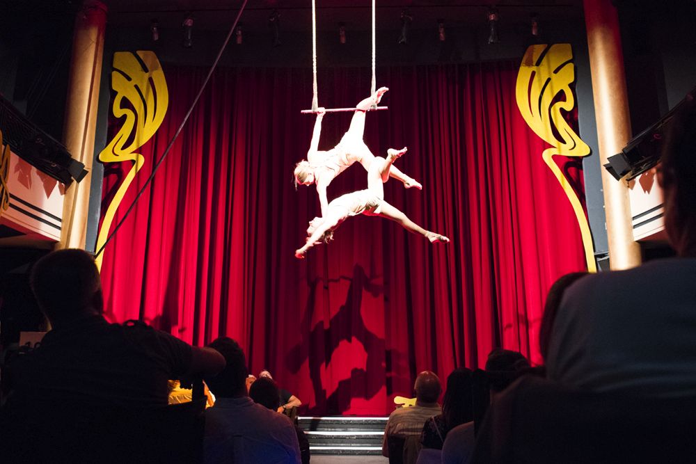 acrobats in Krystallpalast Varieté Leipzig