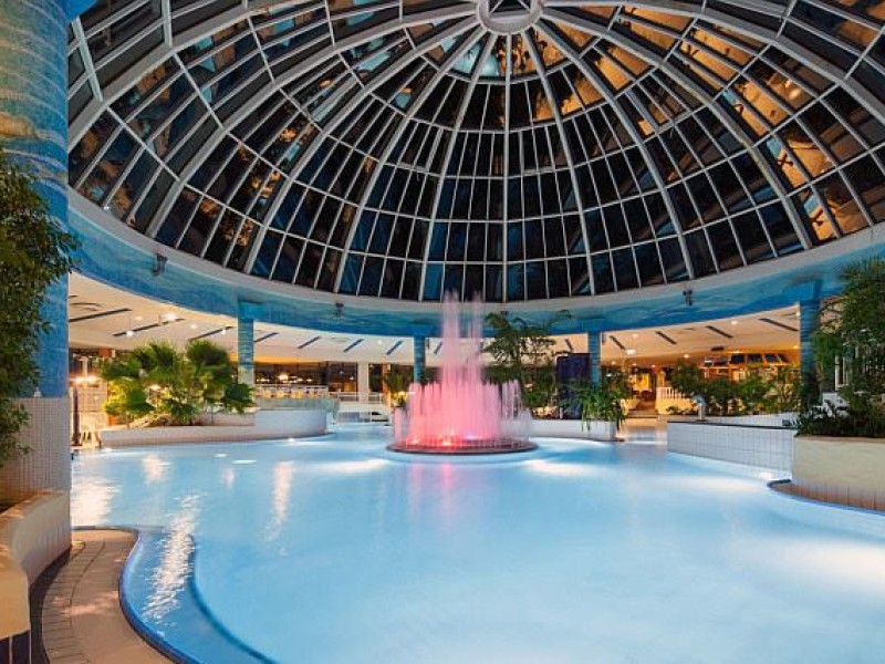 Erlebnisbecken mit Wasserfont&auml;ne in der Sachsen Therme Leipzig