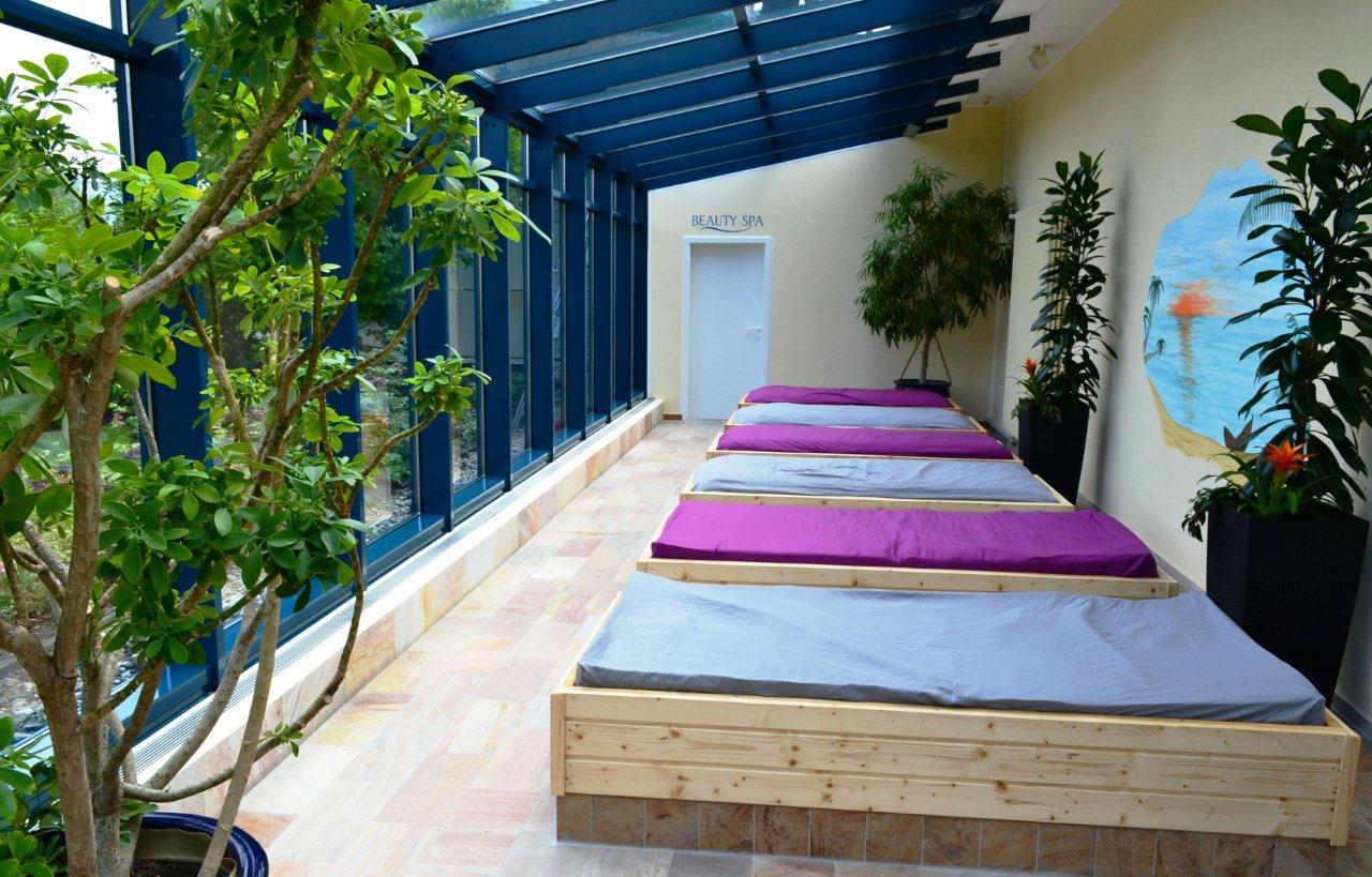 Aqua Lounge mit Liegen in der Sachsen Therme Leipzig