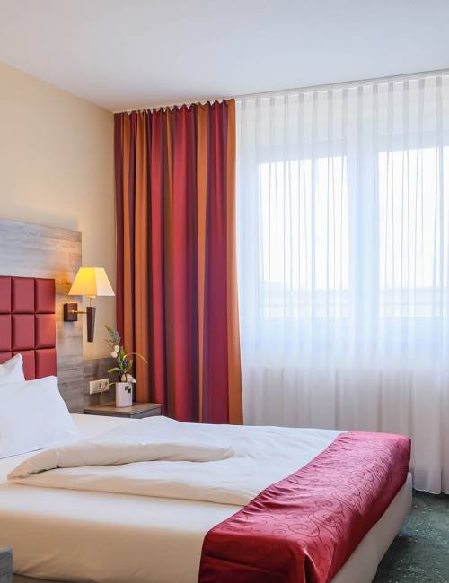 Blick auf Doppelbett im Suite Hotel Leipzig
