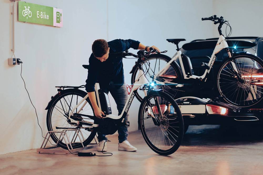 E-Ladung eines Fahrrads in der Tiefgarage