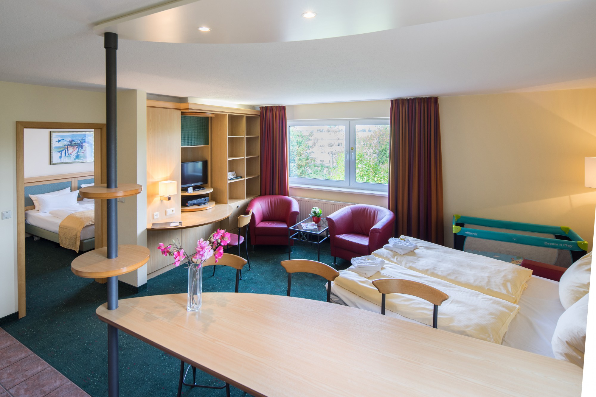 Blick auf Schlafzimmer und Wohnbereich einer Suite im Suite Hotel Leipzig