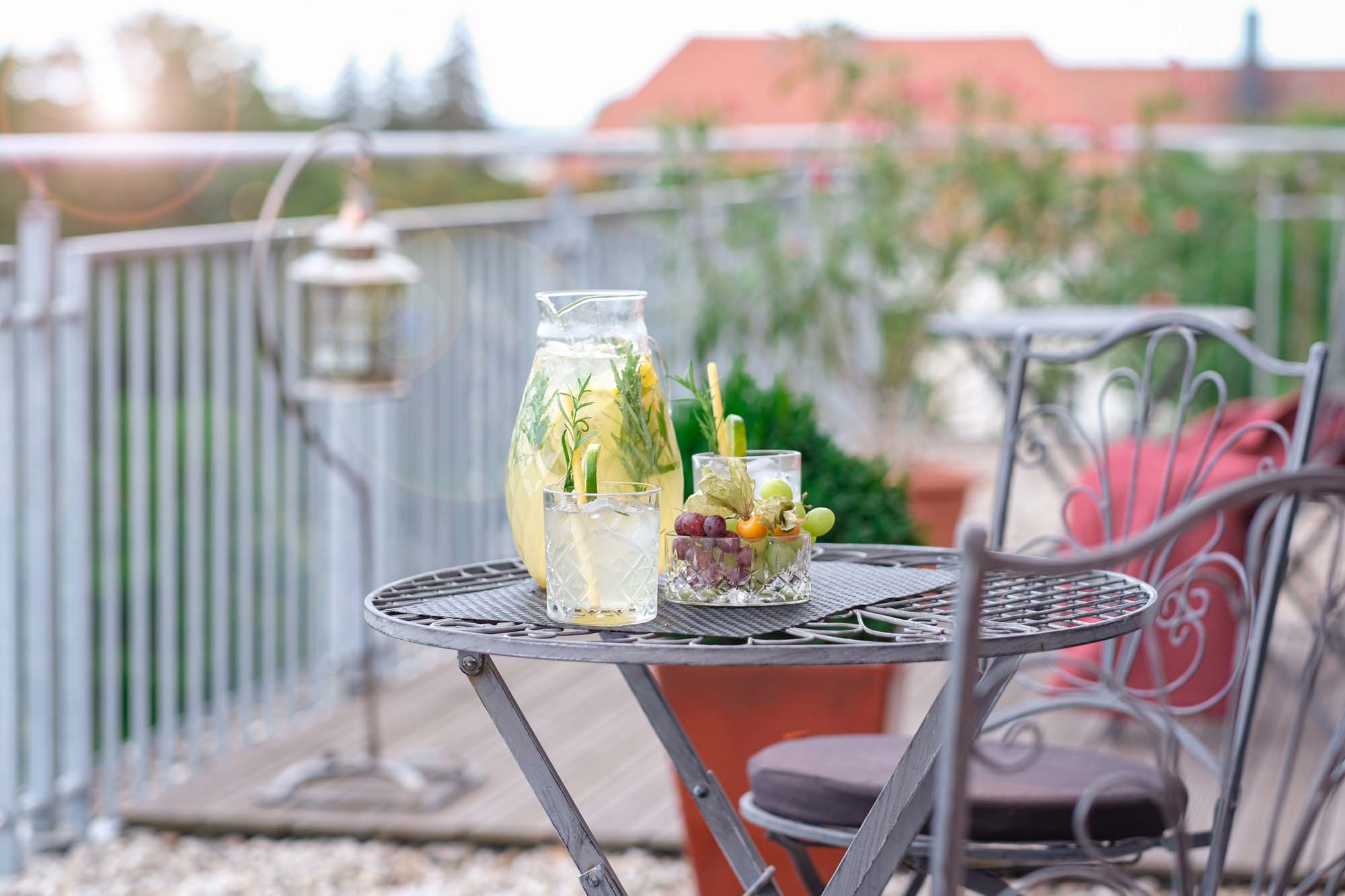 Hausgemachte Limonade auf Terrasse im Suite Hotel Leipzig