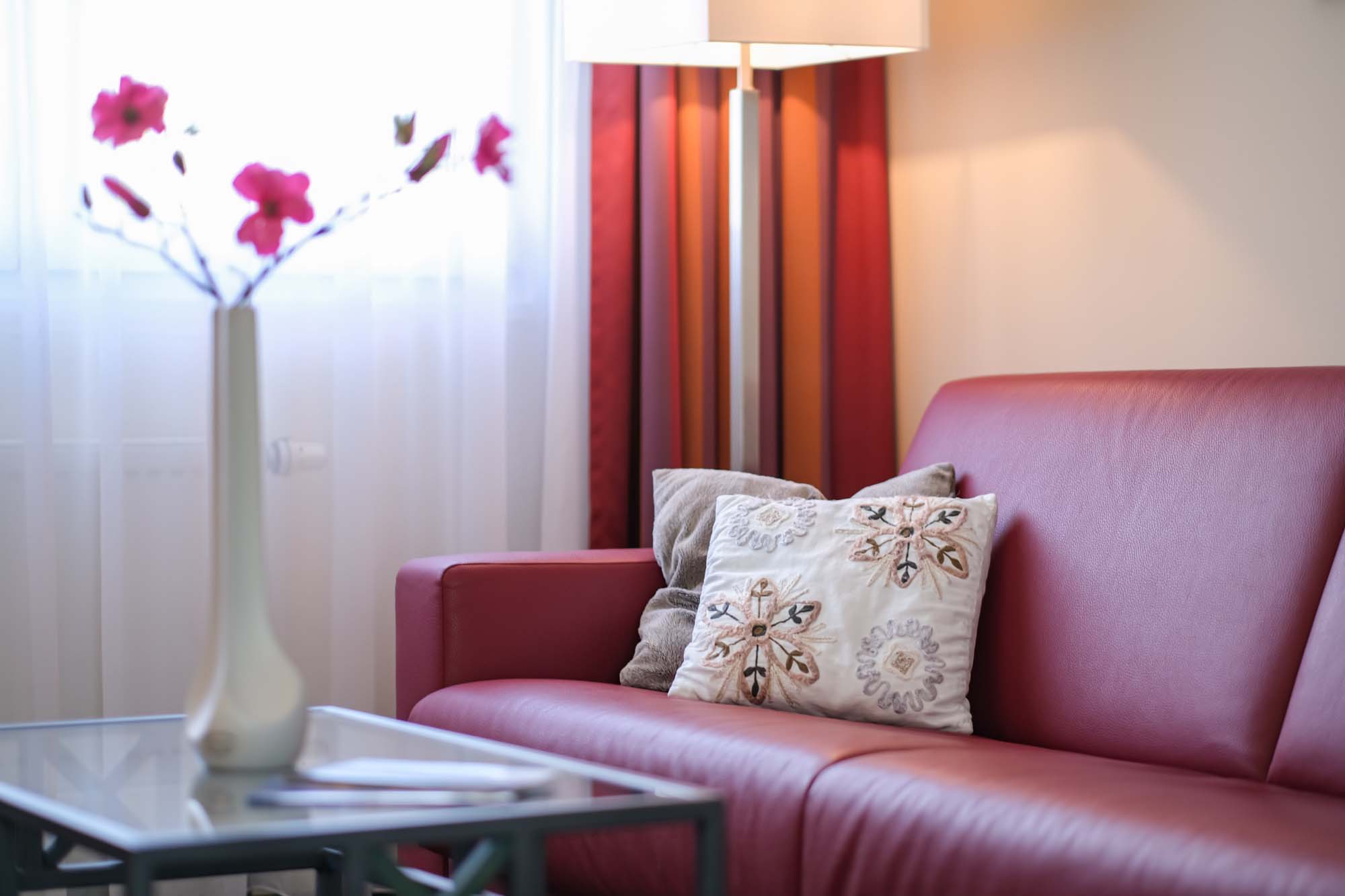 Blick auf die Couch im Wohnbereich einer Comfort Suite