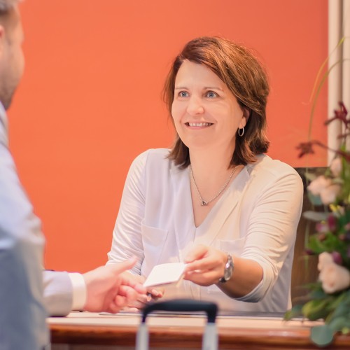 Mitarbeiterin am Empfang